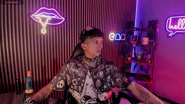 Maximoking26 online show from April 15, 2026, 2:07 am