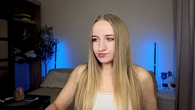 Snapshot of Oxy_Foxie chatting on June 2, 2026, 8:44 pm Oxy Foxie online show from June 2, 2026, 8:44 pm