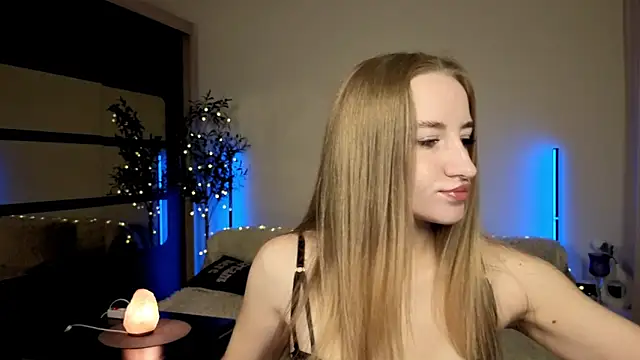 Snapshot of Oxy_Foxie chatting on June 5, 2026, 11:32 pm Oxy Foxie online show from June 5, 2026, 11:32 pm