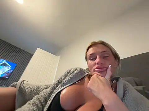 jadey19x online show from April 5, 2026, 7:44 pm