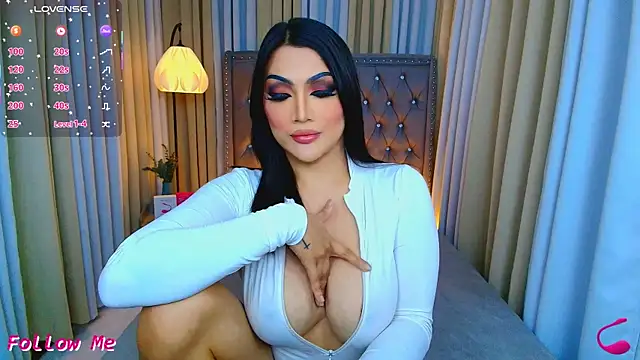 Snapshot of Laureen_Hilton chatting on April 19, 2026, 6:10 pm Laureen Hilton online show from April 19, 2026, 6:10 pm