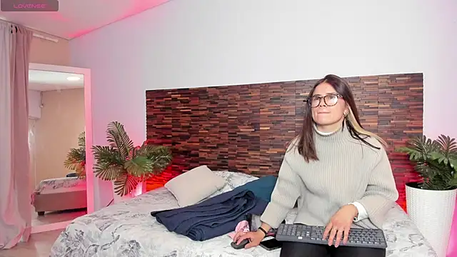 aleessiia online show from April 8, 2026, 2:06 pm