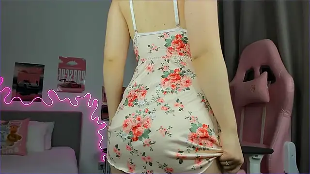 EvaRaee online show from March 22, 2026, 3:32 am