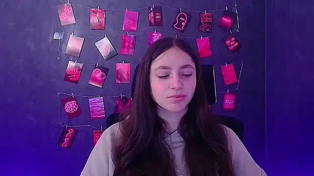 KissMeJulia online show from March 18, 2026, 6:27 am