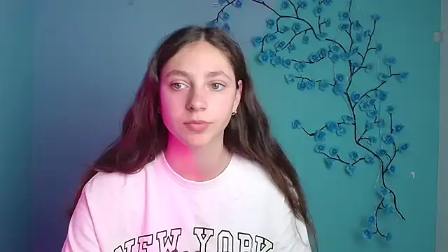 KissMeJulia online show from May 8, 2026, 11:15 am