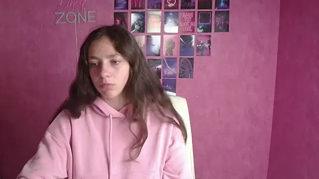KissMeJulia online show from May 14, 2026, 5:14 am
