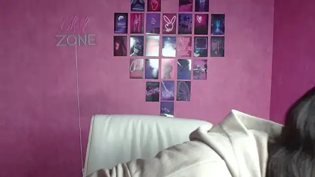 KissMeJulia online show from May 15, 2026, 5:25 am