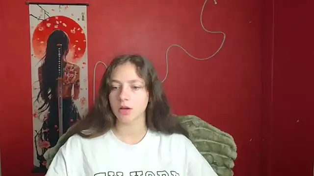 KissMeJulia online show from May 18, 2026, 5:35 am