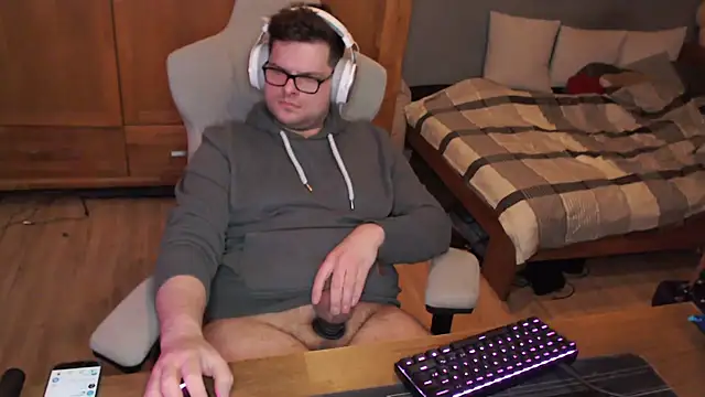 Snapshot of Whyteshadow4235 chatting on February 17, 2026, 10:38 pm Whyteshadow4235 online show from February 17, 2026, 10:38 pm