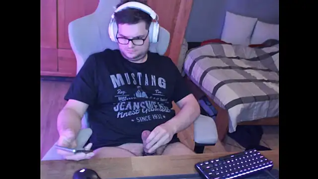 Snapshot of Whyteshadow4235 chatting on February 19, 2026, 8:38 pm Whyteshadow4235 online show from February 19, 2026, 8:38 pm