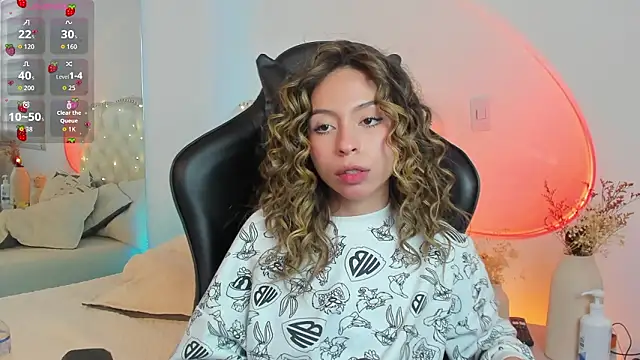 Snapshot of LuuluBerry chatting on February 24, 2026, 7:56 pm LuuluBerry online show from February 24, 2026, 7:56 pm