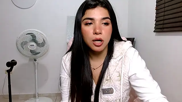 Snapshot of MiaDiamontLatin chatting on March 19, 2026, 5:55 am MiaDiamontLatin online show from March 19, 2026, 5:55 am