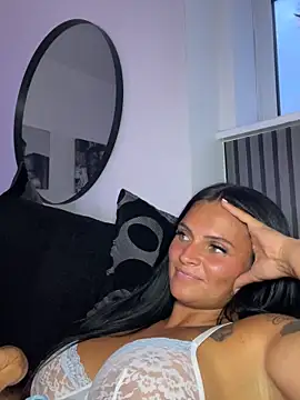Snapshot of Destinylovex chatting on June 4, 2026, 8:04 pm Destinylovex online show from June 4, 2026, 8:04 pm