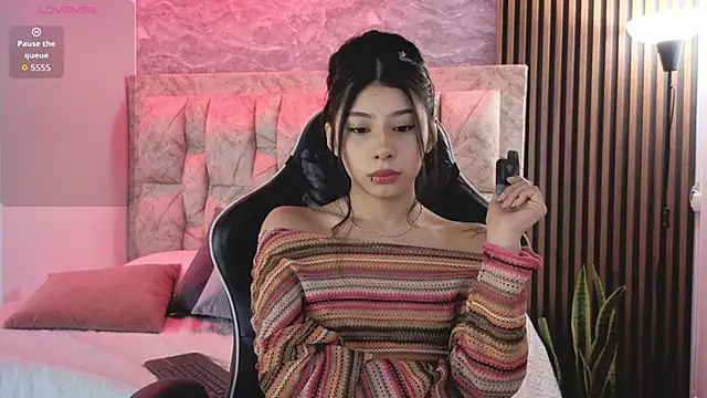 chloe bluee  online show from May 11, 2026, 11:05 am