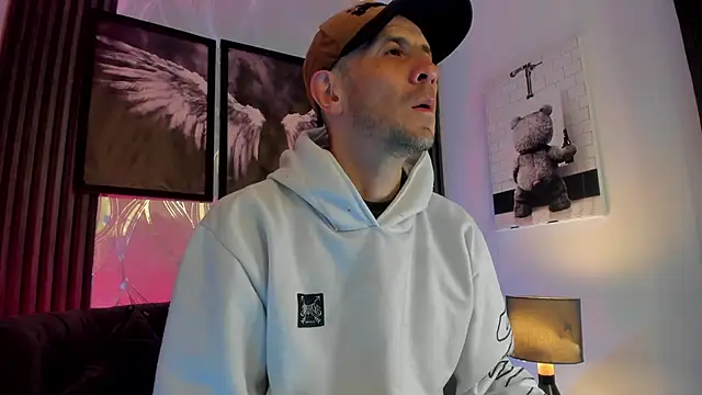 Snapshot of Milanwhite_ chatting on February 25, 2026, 11:31 am Milanwhite online show from February 25, 2026, 11:31 am