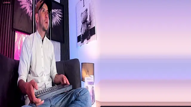 Snapshot of Milanwhite_ chatting on February 28, 2026, 11:33 am Milanwhite online show from February 28, 2026, 11:33 am