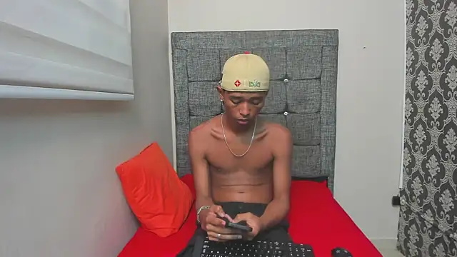 Snapshot of Little_Twink19x chatting on February 28, 2026, 12:00 am Little Twink19x online show from February 28, 2026, 12:00 am