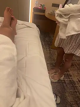 zhuendong000001 online show from April 13, 2026, 11:37 am