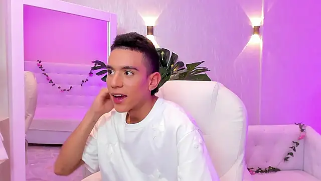 Snapshot of dominicjonnes chatting on February 25, 2026, 6:39 pm dominicjonnes online show from February 25, 2026, 6:39 pm