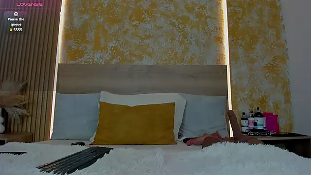 julietta pink online show from April 10, 2026, 11:26 am