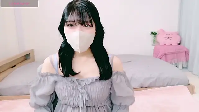 natsuka-chan online show from April 11, 2026, 5:56 am