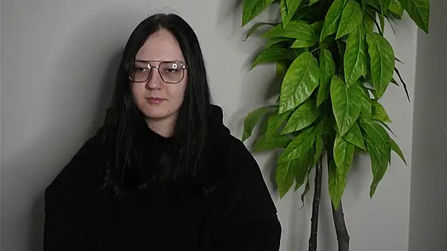 Snapshot of LeBrindza chatting on February 21, 2026, 1:23 pm LeBrindza online show from February 21, 2026, 1:23 pm