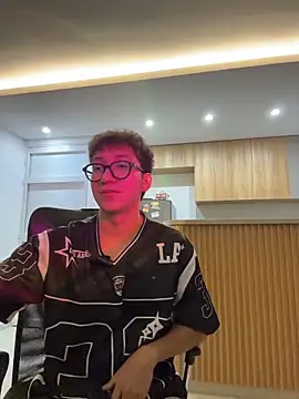 Snapshot of Apolo_137 chatting on April 14, 2026, 2:17 am Apolo 137 online show from April 14, 2026, 2:17 am