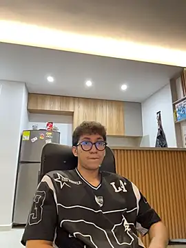 Snapshot of Apolo_137 chatting on April 16, 2026, 2:23 am Apolo 137 online show from April 16, 2026, 2:23 am