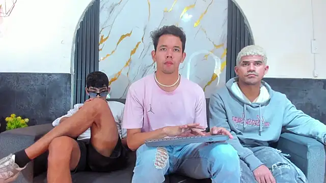 Snapshot of Latins_on_fire chatting on February 25, 2026, 8:07 pm Latins on fire online show from February 25, 2026, 8:07 pm