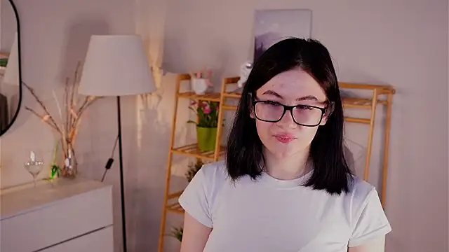 TwilaMode online show from March 2, 2026, 3:52 am