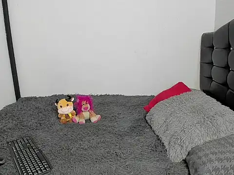 LatinaQueen23 online show from March 9, 2026, 1:59 pm