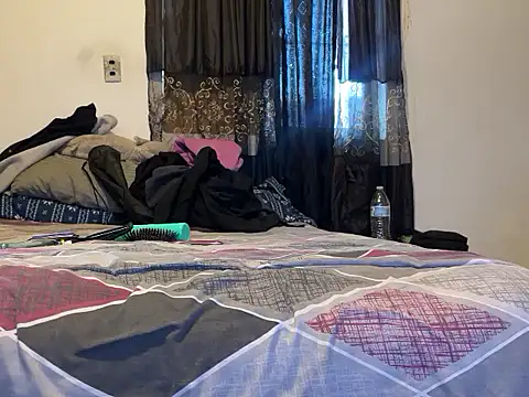 Snapshot of enimanocturno chatting on February 22, 2026, 12:01 am enimanocturno online show from February 22, 2026, 12:01 am