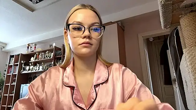 MiaCashe online show from March 8, 2026, 9:02 am