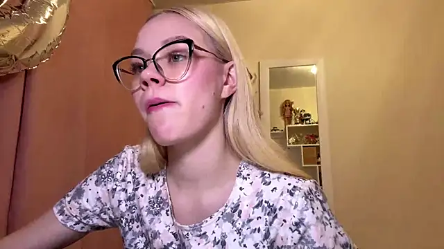 MiaCashe online show from April 11, 2026, 3:27 pm