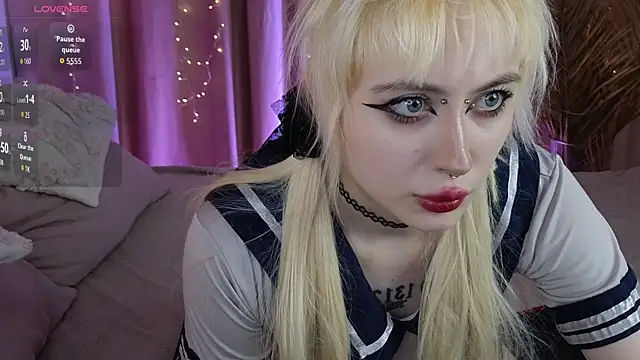 rraffaellka online show from May 12, 2026, 9:34 pm