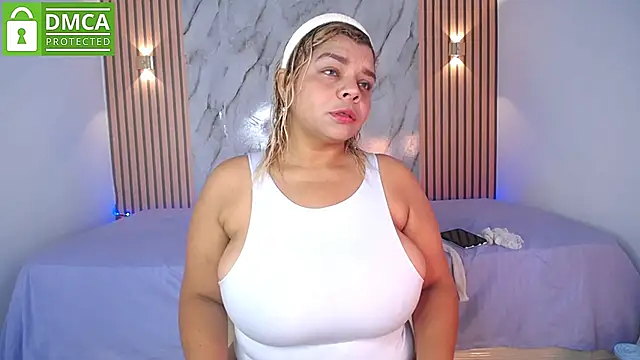 Snapshot of CasieBigtits chatting on June 10, 2026, 1:32 pm CasieBigtits online show from June 10, 2026, 1:32 pm
