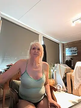 Heidiblueeyes online show from July 20, 2026, 12:18 pm