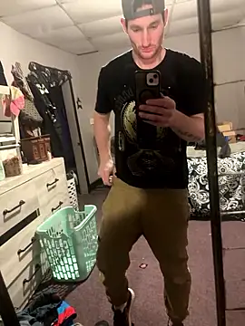 Snapshot of Aarondeweese27 chatting on February 24, 2026, 12:08 am Aarondeweese27 online show from February 24, 2026, 12:08 am