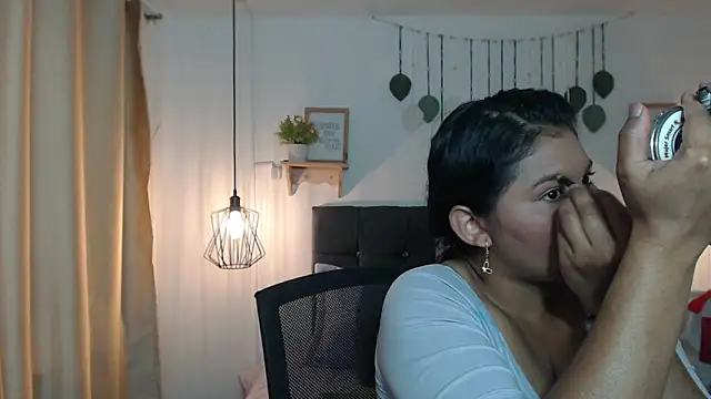 Emma hassani online show from April 6, 2026, 1:56 pm