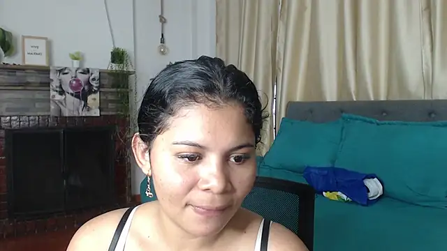 Snapshot of Emma_hassani chatting on May 19, 2026, 6:58 pm Emma hassani online show from May 19, 2026, 6:58 pm