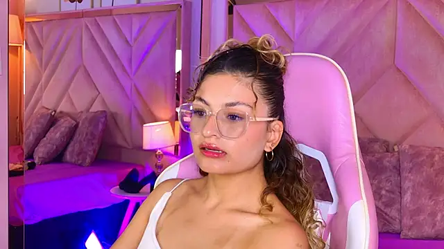 emilyjonesss  online show from April 9, 2026, 8:25 pm