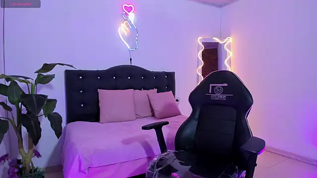 LINDSAY TAY online show from April 9, 2026, 3:28 am