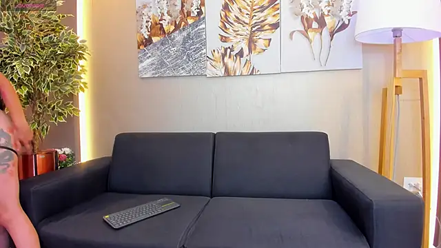 ValentinaaMilan online show from April 9, 2026, 4:23 am