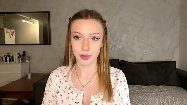 Snapshot of Rosalielue chatting on June 20, 2026, 6:00 pm Rosalielue online show from June 20, 2026, 6:00 pm