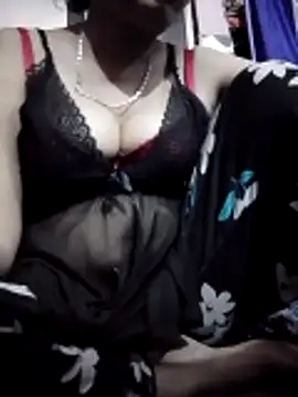 Snapshot of Hey__honey chatting on May 11, 2026, 1:33 am Hey honey online show from May 11, 2026, 1:33 am