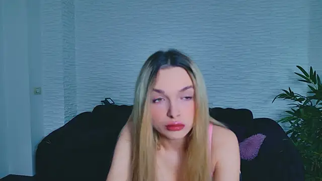 LannaSkyy online show from April 14, 2026, 7:20 pm