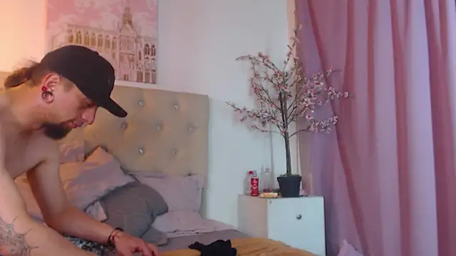 Snapshot of Rommen_N_Zoe chatting on May 8, 2026, 1:55 am Rommen N Zoe online show from May 8, 2026, 1:55 am