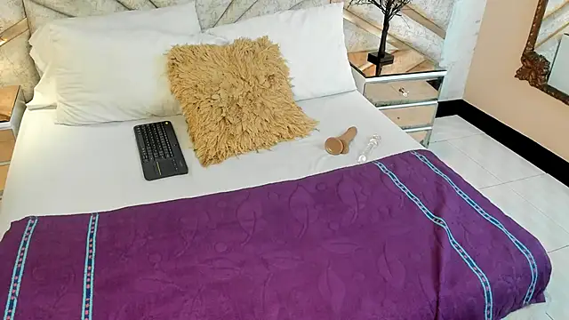 EmeelyMuller online show from March 19, 2026, 4:05 am