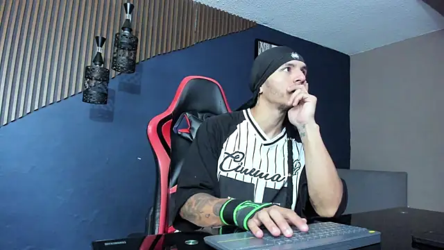 DanteLuxx online show from April 5, 2026, 3:36 am