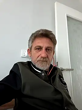 arelll34 online show from April 5, 2026, 2:14 pm